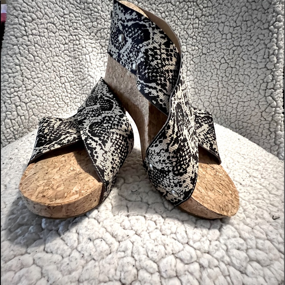 Michelle D, snake print and tan color, size 7.
